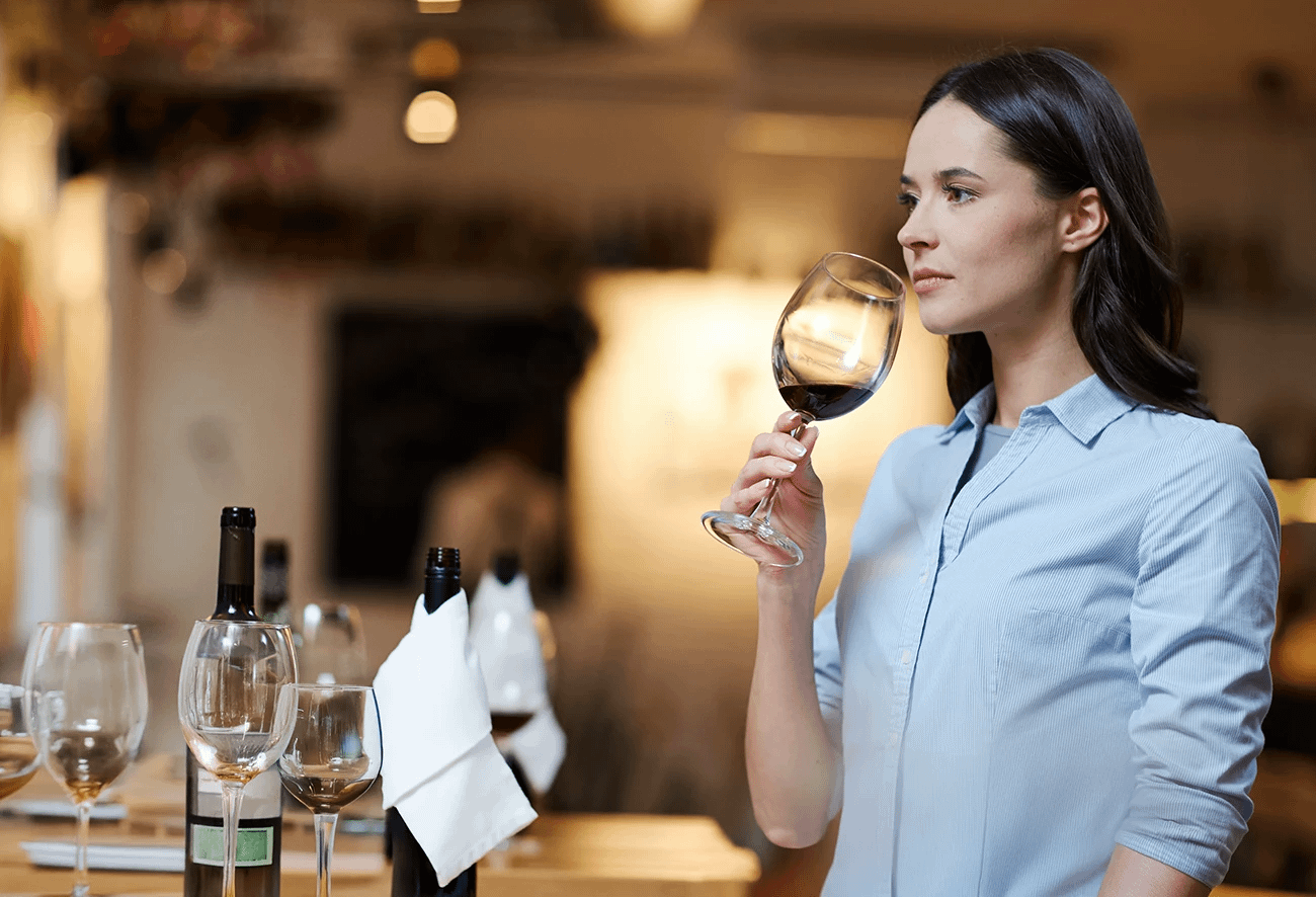 degustation-vin-vente Productrice ou dégustatrice en pleine dégustation de vin
