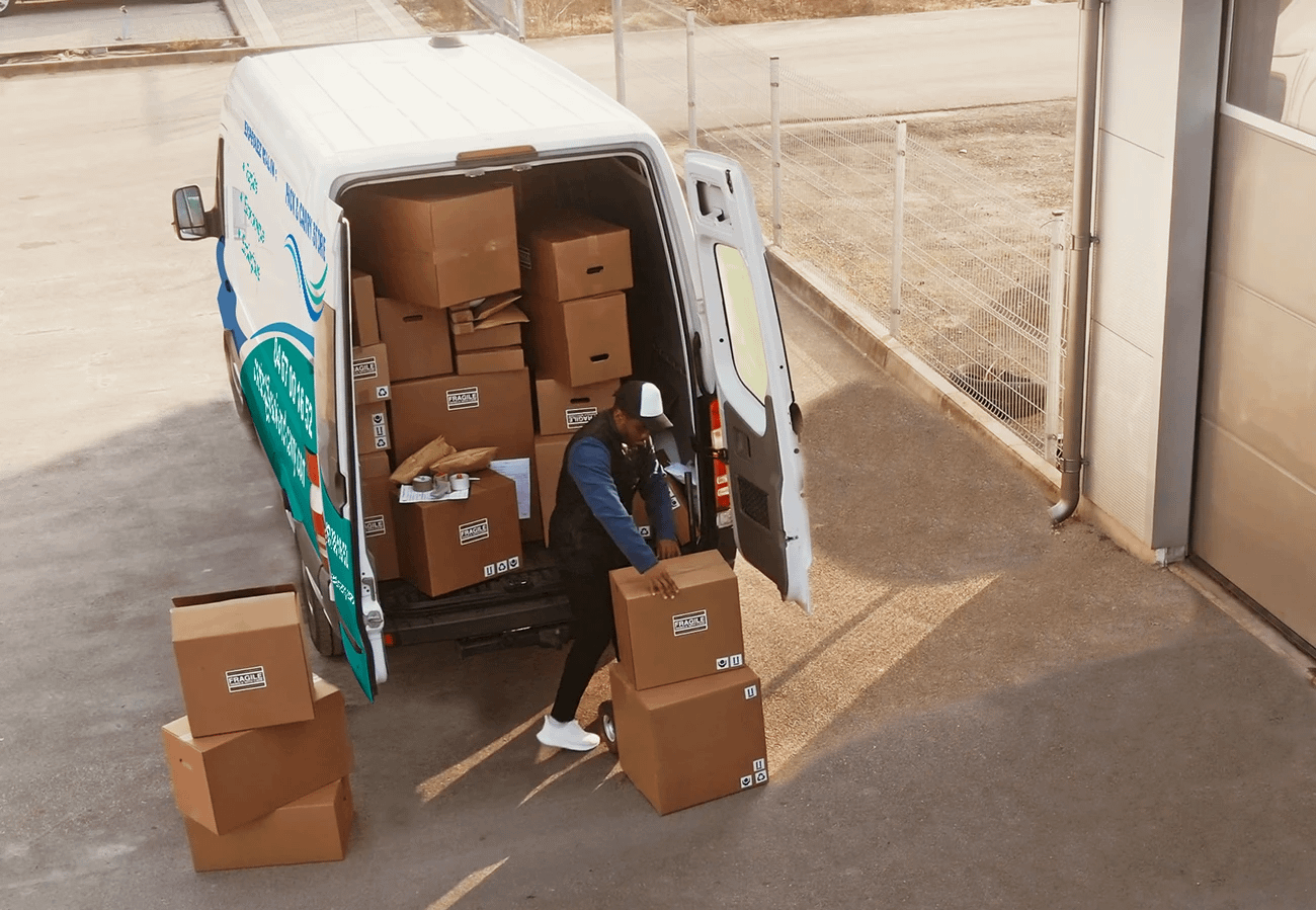 chauffeur-ramassage-colis Chargement de colis dans un véhicule léger Pack & Carry Store