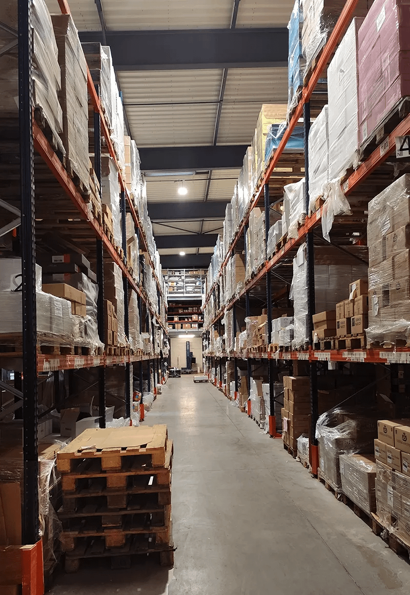 stockage-palettes Vue de l’entrepôt avec allée et racks de palettes