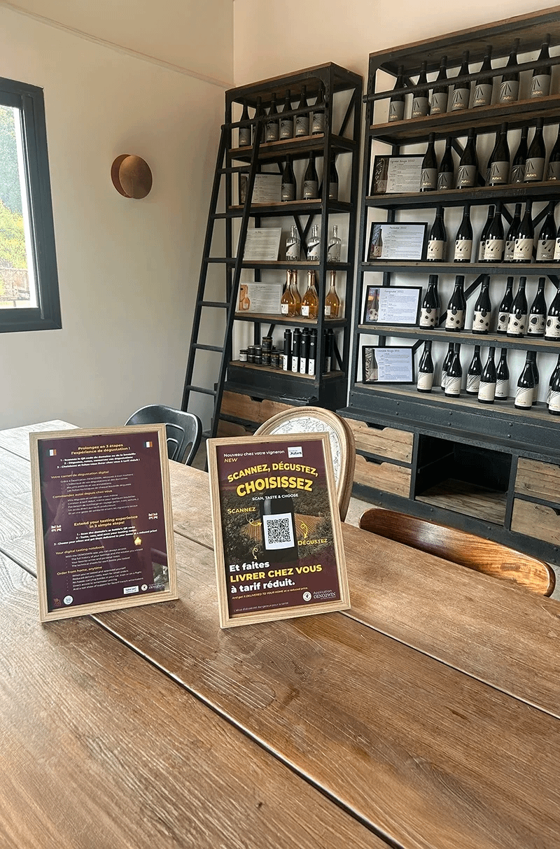 qr-code-catalogue copie 2 Cadres avec QR code et nom du domaine en place chez un producteur