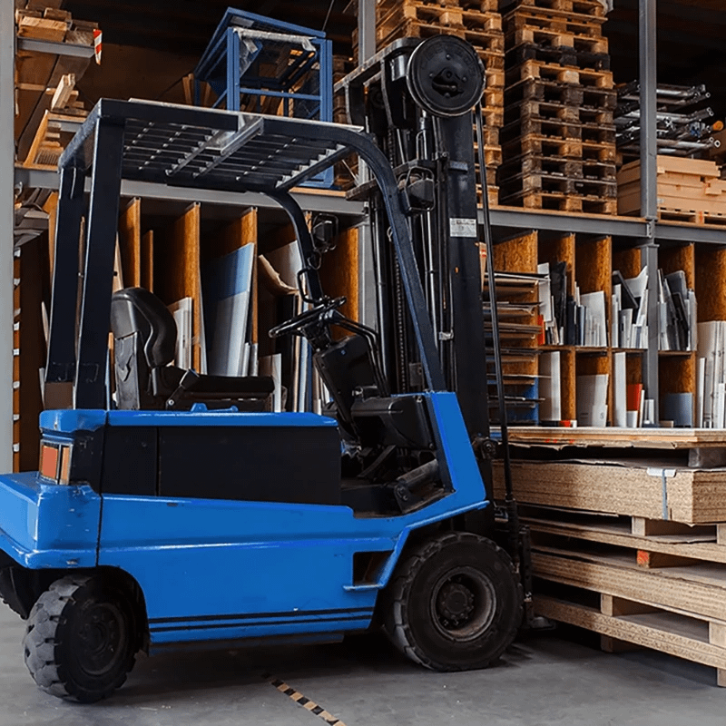 stockage-materiaux Entrepôt industriel avec divers matériaux et chariot élévateur